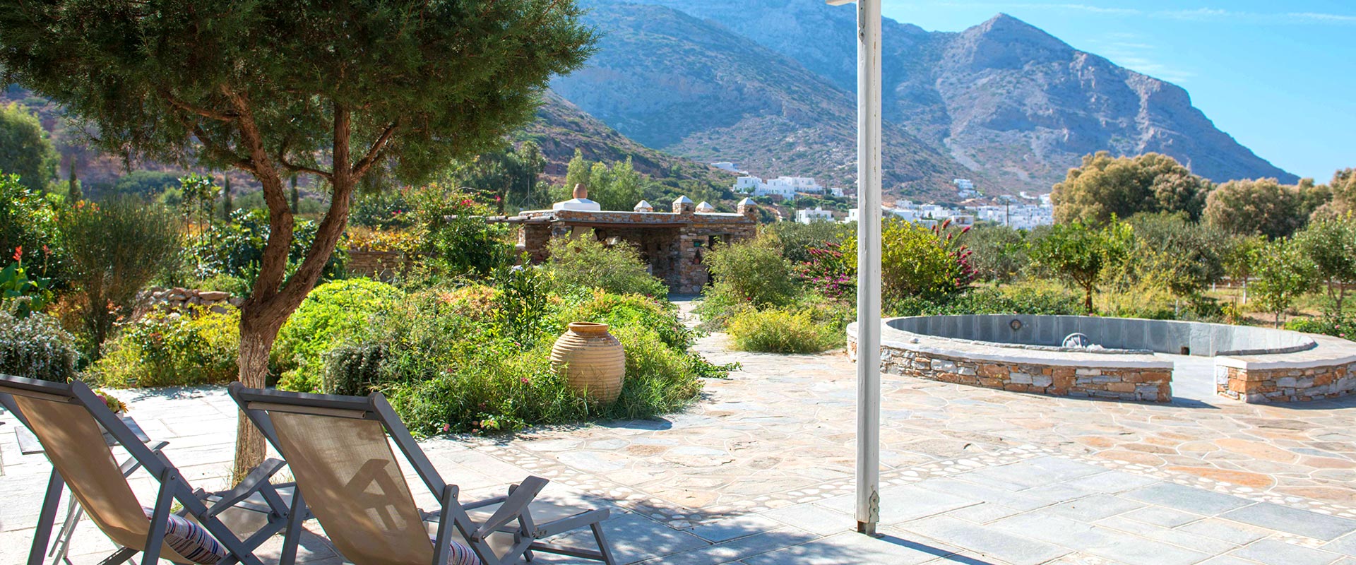 Η πλακόστρωτη αυλή του Villa River στη Σίφνο